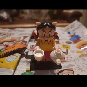 A Petunia pig mini figure